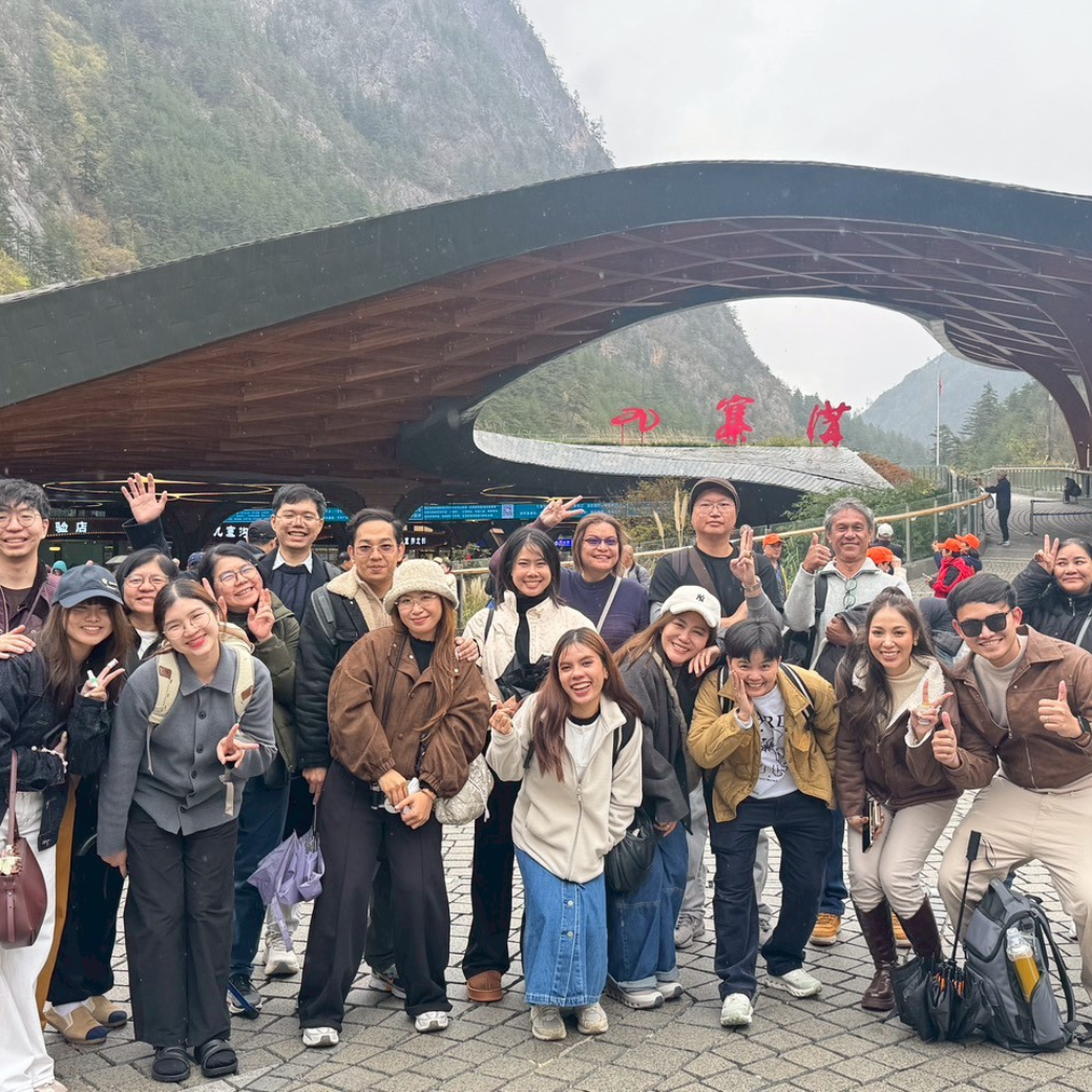 คุณอธิปและคณะ ท่องเที่ยวเฉิงตูใบไม้ผลิ
