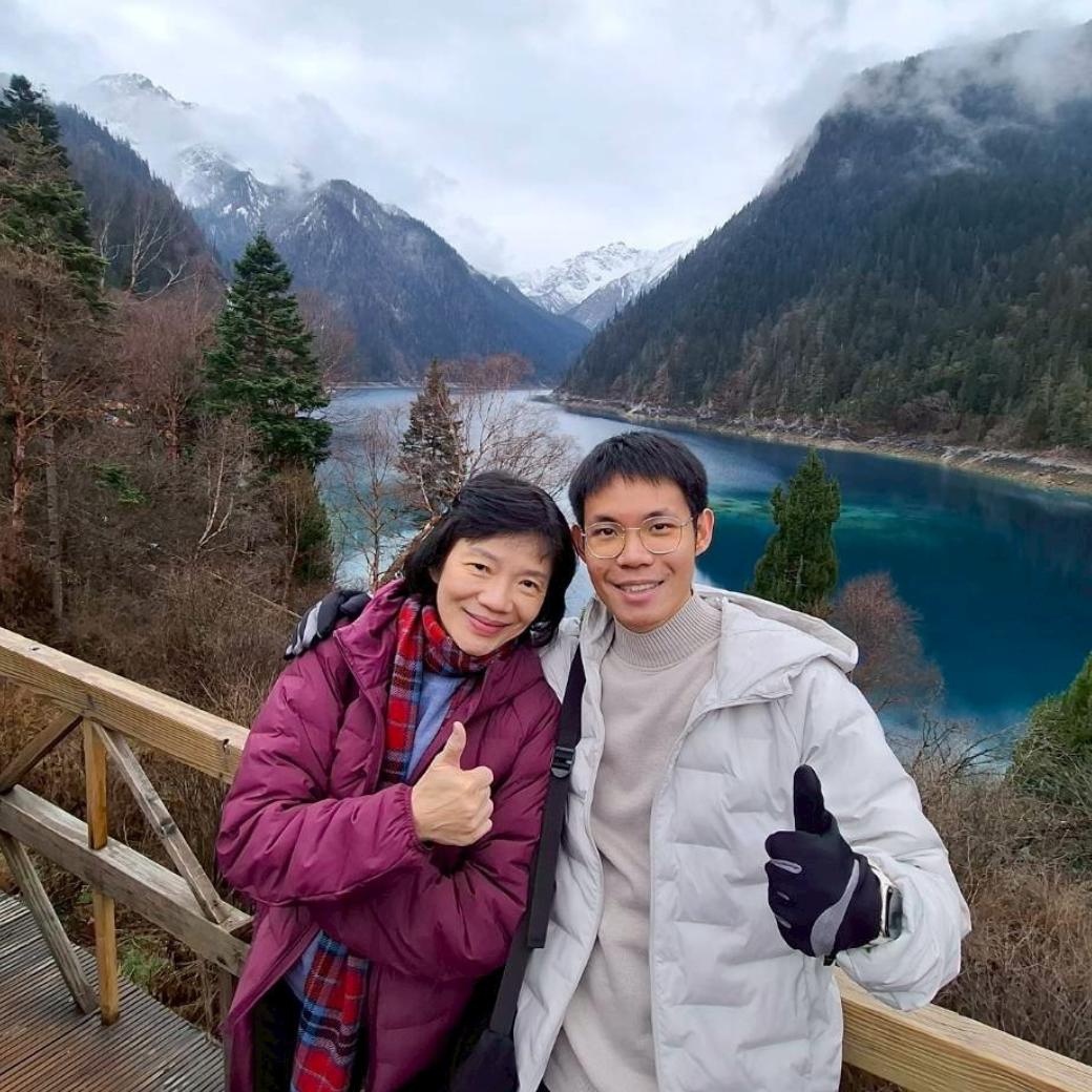 คุณชัยวิชญ์และคณะ ท่องเที่ยวเฉิงตูใบไม้ผลิ