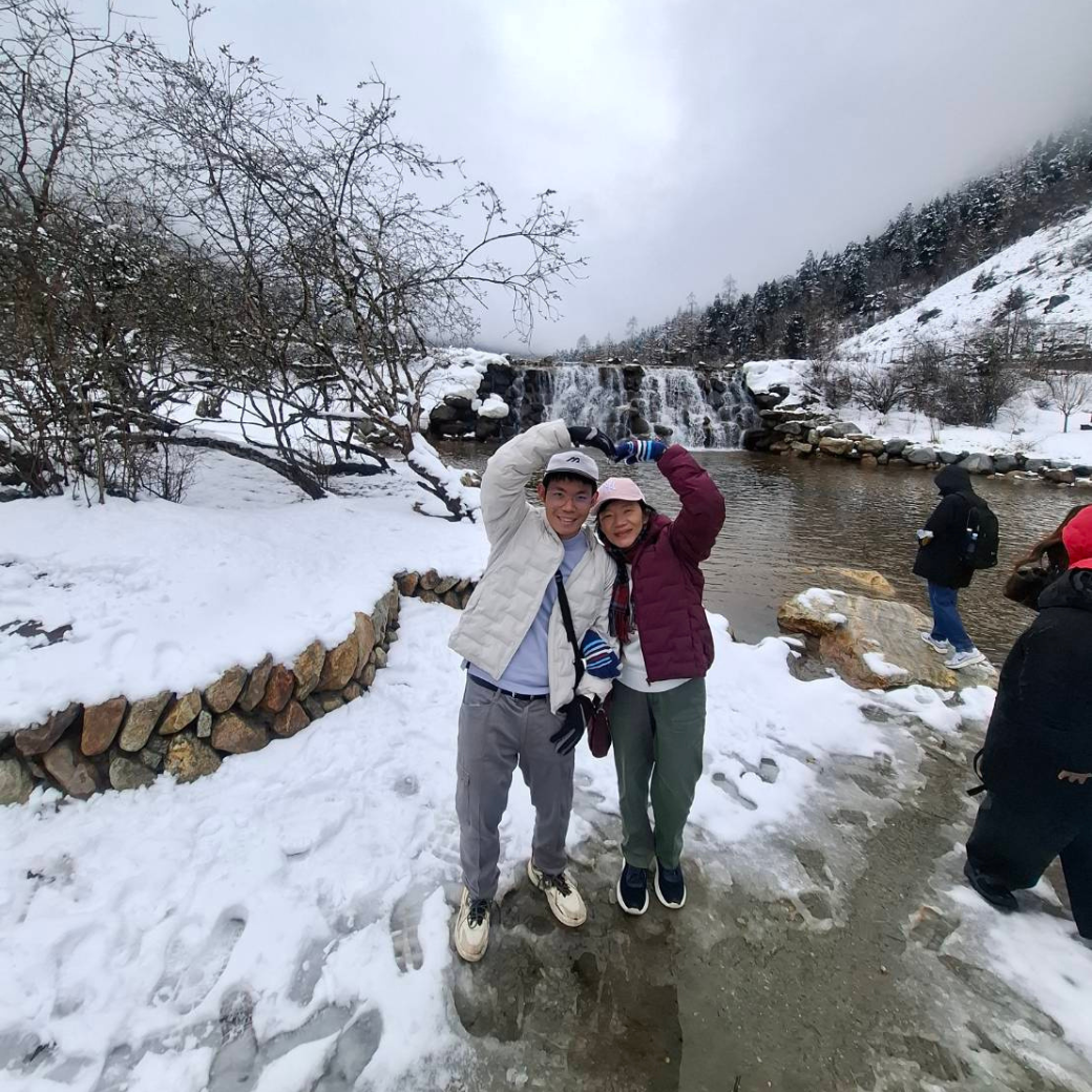 คุณชัยวิชญ์และคณะ ท่องเที่ยวเฉิงตูใบไม้ผลิ