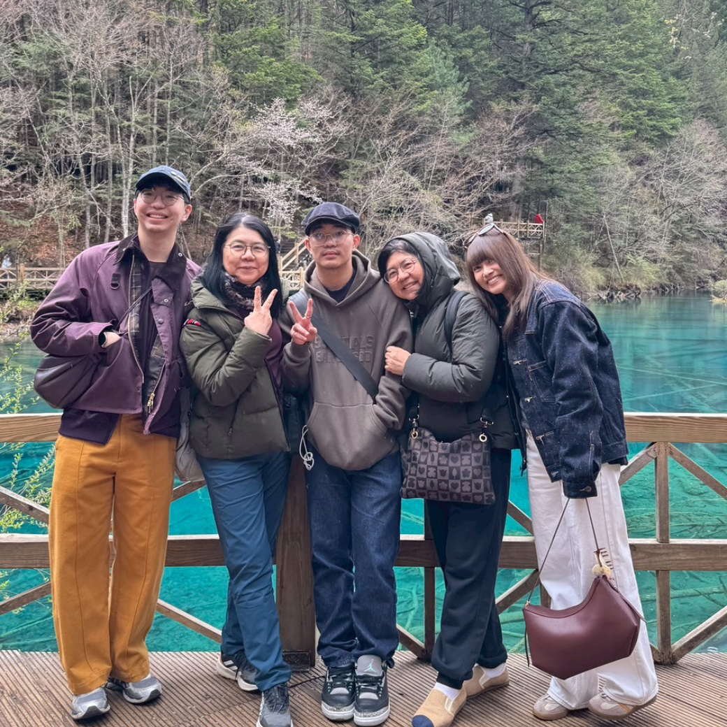 คุณวรรษกรและคณะ ท่องเที่ยวเฉิงตูใบไม้ผลิ
