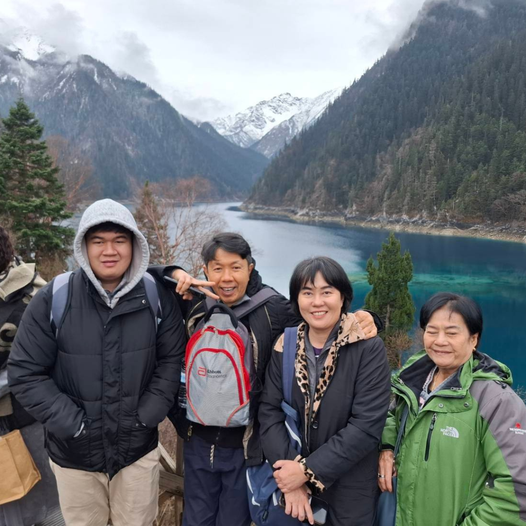 คุณศศิธรและคณะ ท่องเที่ยวเฉิงตูใบไม้ผลิ
