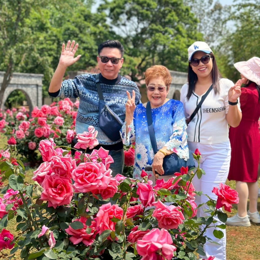 คุณดวงเดือนและคณะ ท่องเที่ยวคุนหมิงภูเขาหิมะเจี้ยวจื่อ - ชมดอกกุหลาบ
